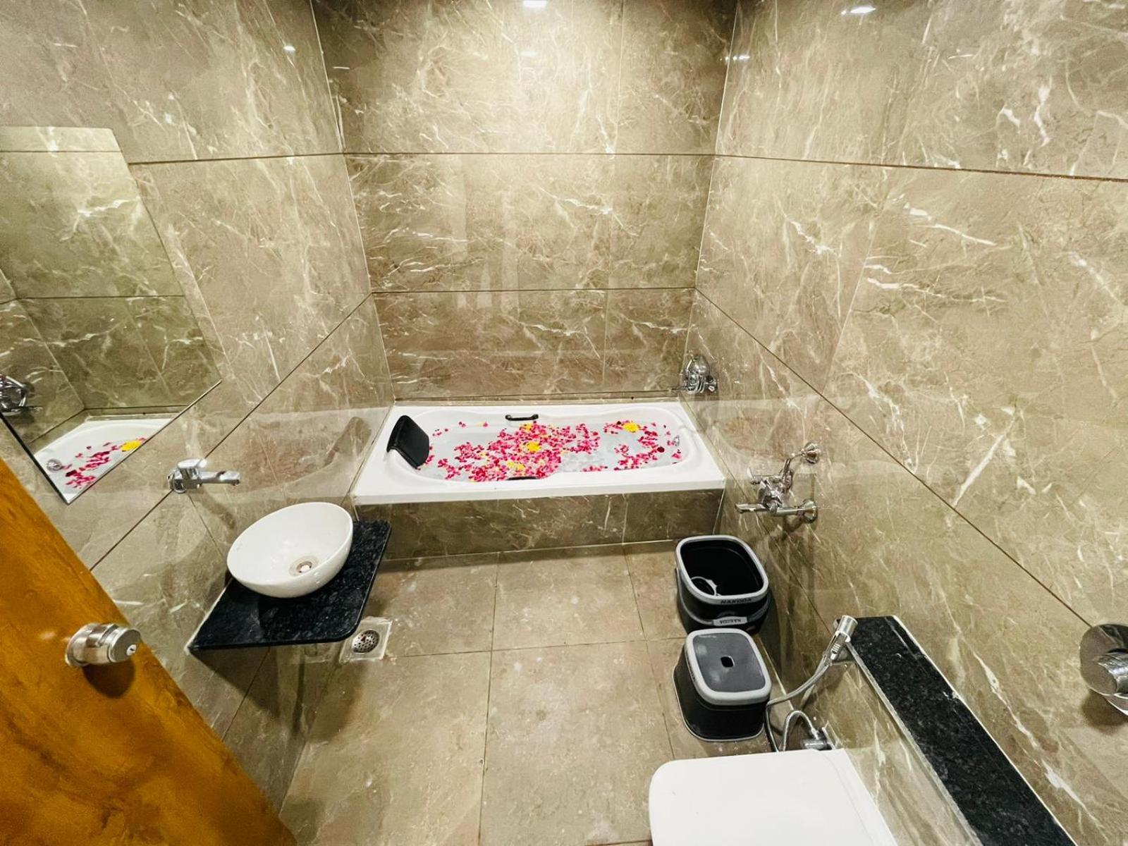Hotel Avenue Sky Amhedabad Dış mekan fotoğraf