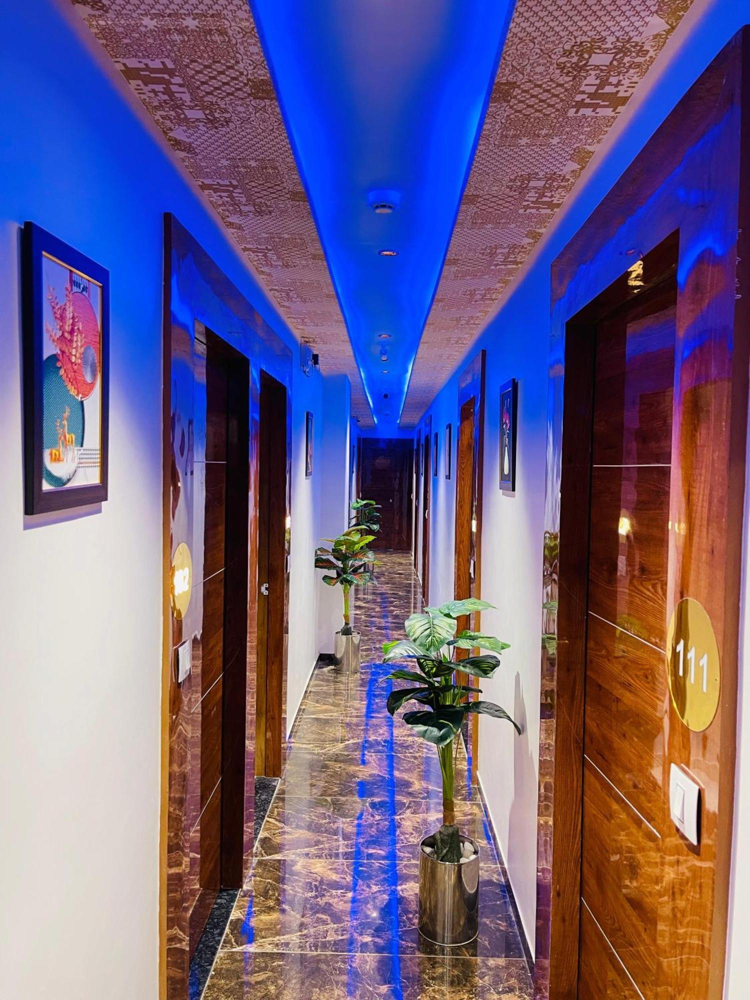 Hotel Avenue Sky Amhedabad Dış mekan fotoğraf