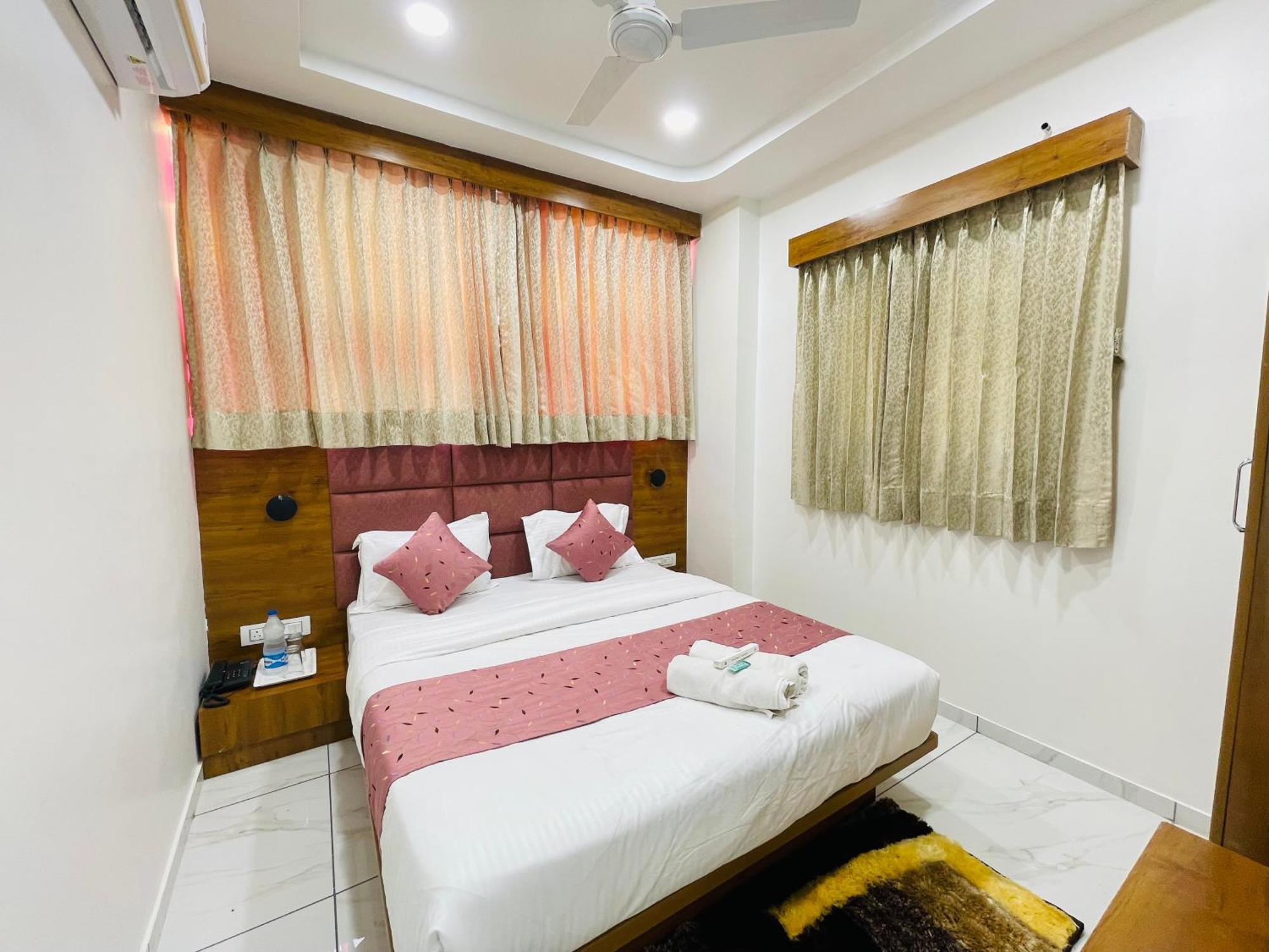 Hotel Avenue Sky Amhedabad Dış mekan fotoğraf