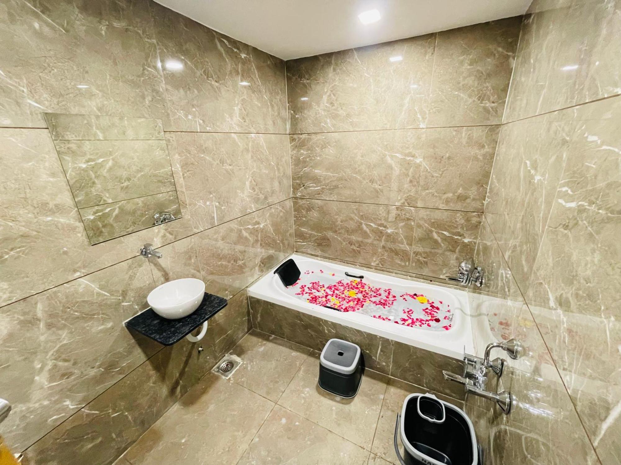 Hotel Avenue Sky Amhedabad Dış mekan fotoğraf