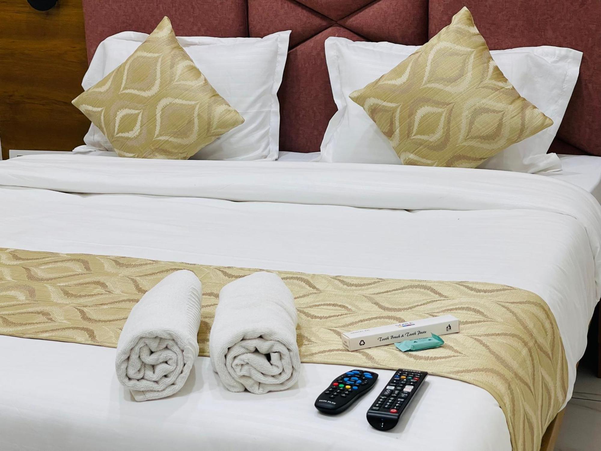 Hotel Avenue Sky Amhedabad Dış mekan fotoğraf