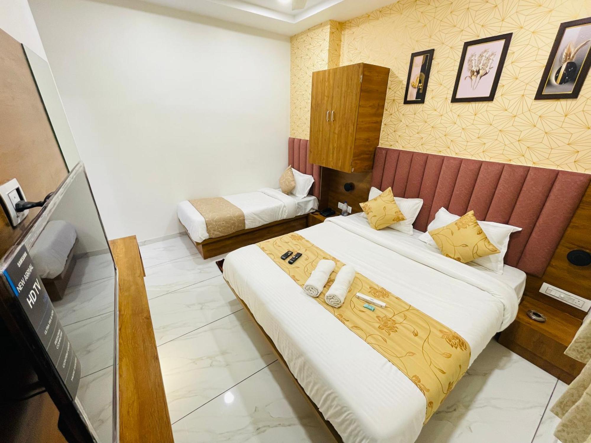 Hotel Avenue Sky Amhedabad Dış mekan fotoğraf