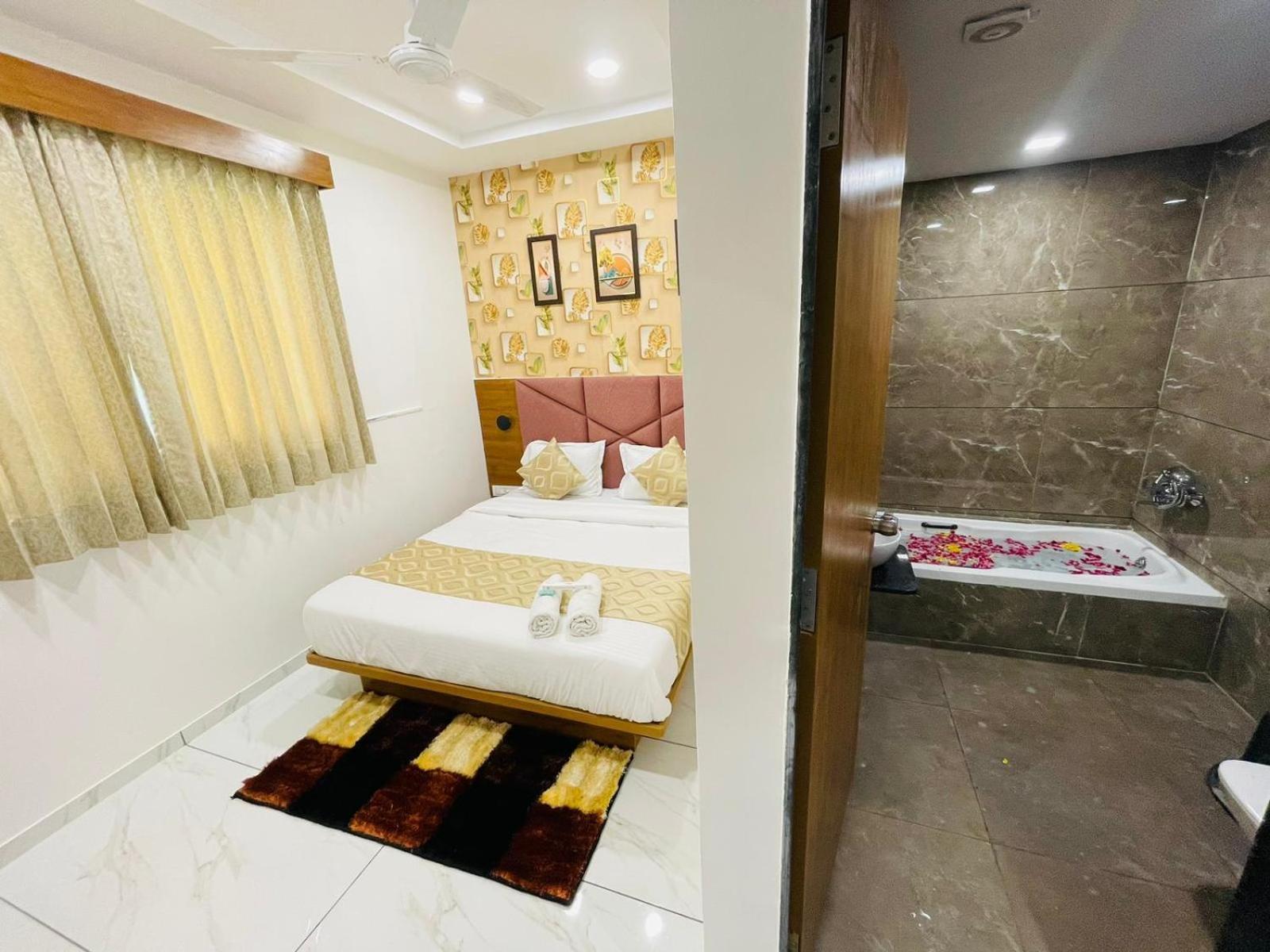 Hotel Avenue Sky Amhedabad Dış mekan fotoğraf